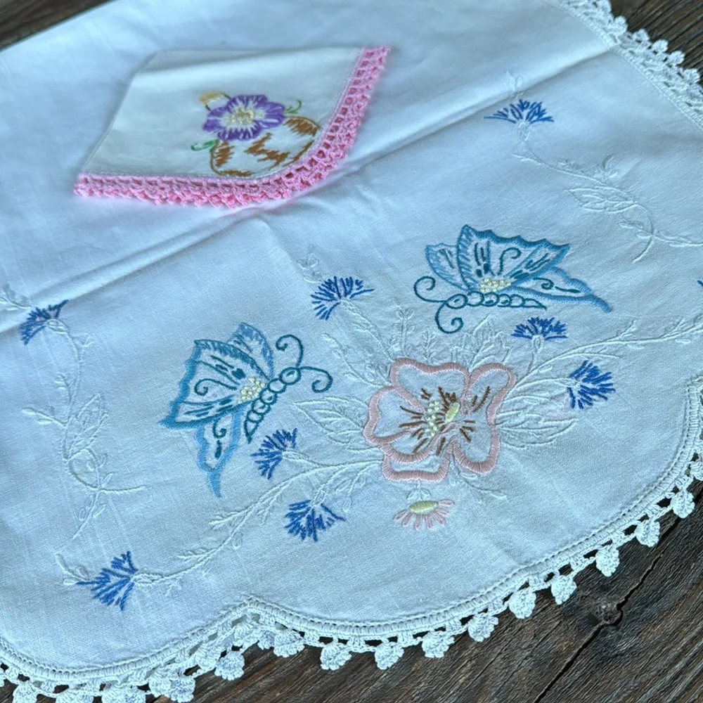 Bundle linen embroidered table runner and crochet trimmed hankey EVC‎